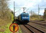 185 514-7 der TXL mit dem DGS 42196 der DSB berfhrung bei der Durchfahrt in Schleswig. 16.4.12
