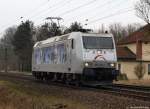 185 540-2 der TX Logistik (Kassel-Huskies) fhrt am 17.3.12 bei Drverden durch die Landschaft.