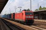 185 054-4 fhrt am 4.7.12 mit einem Containerzug durch den Bhf. Berlin Schnefeld Flughafen.