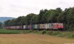185 297-9 fhrt am 14.7.12 mit einem Containerzug bei Elze (Han) gen Norden an ein paar Feldern und Wldern vorbei.