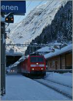  Die Bahn  ist so Winterscheu auch nicht, wenn man diese beiden DB 185 bei der Durchfahrt im eisigen schattigen Gschenen (Gotthard) sieht. 
Nicht umsonst wurden hier die Zwergsignale etwas hher als blich angebracht...
12.12.12