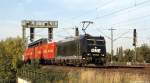 185 546-9 fuhr am 1.10.12 mit einem bunten Containerzug ber die Sderelbbrcken.