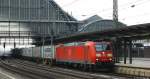 185 051-0 strebte am 8.12.12 mit einem Containerzug durch den Bremer Hbf. und fuhr weiter gen Sden.