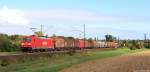 185 214-4 fuhr am 1.9.12 mit einem gemischten Gz bei Elze (Han) durch das Leinetal.