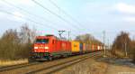 Mit einem bunten Containerzug rollt 185 251-6 am 22.2.13 durch Moorburg.
