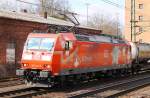 Von Matze erhofft fuhr die 185 142-7  Schweiz  am 03.04.2013 mit einem  Bertschi  durch Hamburg-Harburg.