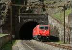 Die Crossrail 185 595-6 verlsst den 72m langen Tournquet Tunnel bei der alten Blockstation Pianotondo. 
3. April 2013