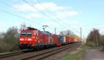 185 142-7 fuhr am 20.4.13 mit einem bunten Containerzug durch Moorburg.