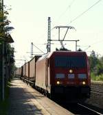 DB/TXL 185 404-1 mit dem DGS 44892 durchfhrt hier bei bestem Gegenlicht Schleswig. 25.08.2013