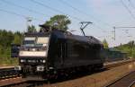 185 552-7(MRCE/CFL) war erst die Zuglok des 49702 aus Lippstadt, jetzt rumpelt sie als Tfzf 93384 Richtung Hamburg durch Schleswig. 25.08.2013