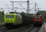 Nochmal mit anderem Schnitt....185 534-5 Alphatrains/CFL Cargo hat hier einen Black-Box Ganzzug am Haken und 112 145-8 fhlt sich gentigt eine RB nach Flensburg zu schieben. 02.09.2013