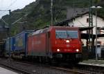 Crossrail 185 596-4 durchfhrt hier mit einem Walter KLV am Haken am Abend des 12.09.2013 den Bahnhof Kaub/Rhein.