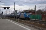 185 523-8 Alpha Trains für RheinCargo GmbH mit einem Kesselzug  Umweltgefährdender Stoff, flüssig  in Rathenow und fuhr in Richtung Wustermark weiter. 21.12.2013