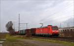 185 054 mit gemischtem Güterzug in Richtung Süden am 25.01.14 in Porz-Wahn