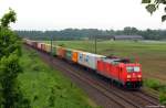 185 216-9 war am 1.6.13 mit einem bunten Containerzug bei Ramelsloh auf dem Weg nach Maschen.