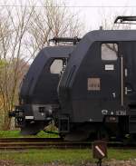 Kaum ein Unterschied zu erkennen...links Bombardier Traxx BR 185 vorne Siemens ES 64 F4/BR 189. Padborg 11.04.2014