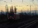 Am 16.12.2013 fuhr 185 404-1 mit Holzzug aus dem Rangierbahnhof Halle raus.