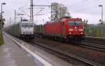 TXLA 0185 418 und 615 rauschen hier mit ihrem KLV Zug bei strömendem Regen an der 0185 333 vorbei durch Schleswig. 11.05.2014