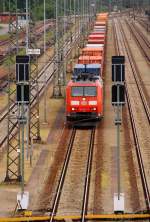 DB 6185 057-7 mit Containerzug im Gbf Maschen. 29.05.2014