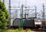 MRCE/OHE 6189 110-0 hat die ITL/CTD 6185 517-0 und einen langen Containerzug am Haken. HH-Waltershof 29.05.2014