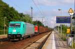 RBS AF/HLG 6185 634-3 hat Adam 22/1202 241-6 und viele leere Holzwagen der Gattung Roos und Laaps 565 am Haken und kam aus Eichenberg als DGS 95192. Schleswig 05.06.2014