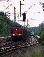 Hier umfährt die 185 den Leerzug und wird am Zugende wieder angekuppelt. Schleswig 05.06.2014