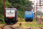 OHE/MRCE 6185 571-7 sowie die 6185 512-1 und dahinter nicht sichtbar die CFL Cargo 5185 534-5 abgestellt in Padborg. 07.08.2014