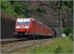 br-6185-traxx-f140-ac1-ac2/457897/zwei-db-185-mit-einem-gueterzug Zwei DB 185 mit einem Güterzug zwischen Rodi Fiesso und Faido (Gotthard Südrampe). 
23. Juni 2015