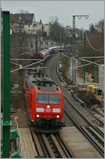 Die DB 185 173-2 ist mit einem Güterzug bei Ulm unterwegs und erreicht in Kürze den Hbf.