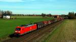 Am 25.03.17 fuhr die 185 004-9 von DB Cargo mit einem gemischten Güterzug bei Kirchhorsten an den Fotografen vorbei weiter in Richtung Minden (Westf).