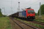 Mit dem extrem verspten DGS 488045 nach Trevesio Centrale rollt die 482 048 am 03.05.2009 durch den Bhf Rostock Seehafen-Sd.