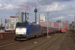 br-6185-traxx-f140-ac1-ac2/56489/482-005-6-sbb-cargo--185-cl 482 005-6 (SBB Cargo) + 185-CL 002 mit dem RE 13 in Dsseldorf Hamm am 27.02.2010