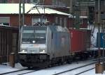 024. Railpool/EVB 185 673-1 mit einem sehr langen Containerzug hier bei der Durchfahrt des Harburger Bahnhofes. HH 6.3.10