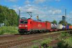 Kisten,nix als Kisten.Auch die 185 157 rollt mit einem KLV-Zug durch Hamburg Unterelbe.