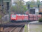 12. 185 153 und 185 154 kmpfen sich hier mit einem Kohlezug durch den Harburger Bahnhof. 24.4.10