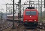 25. 185 584-0 der HGK durchfhrt hier den Bahnhof Harburg mit einem Sonderzug(Menschenkette zwischen den Atomkraftwerken)in Richtung HH-Hbf. 24.4.10
