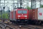 185 295-5 und 185 251-5 schlichen sich langsam durch den Harburger Bhf. 6.5.10