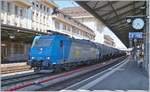 Eine E-Lok der Baureihe 185 ist seit etlichen Jahren eigentlich etwas alltägliches: In Lausanne hingegen bekommt man seit dem Ende der RTS diese Lokgattung eher selten zu sehen, so dass es sich selbst bei ungünstigem Licht anbot, die für die WRS fahrende 185 535 (UIC 91 80 6185 535-2 D-ATLU) zu fotografieren, die mit einem Kesselwagenblockzug auf Gleis 2 auf die Weiterfahrt wartet. 27. Juni 2020