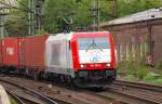 Eine der schnsten der privaten 185ziger ist die 650-9 der ITL(ex Veolia), die hier mit einem komplett rot/orangen Containerzug durch Harburg fhrt. 6.5.10