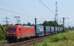 185 325-5 fhrt am 10.7.10 mit einem LKW Walter Zug durch Ahlten auf dem Weg nach Norden.