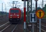 Schilder Masten und eine Lok, 185 240-9 und 065-0 mit nem Kohletransport in HH-Harburg. 15.7.10