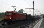 Bonusbild vom Sommer 2010: 185 327-1 fhrt bei einem Sommerregen am 23.7.10 durch den Schleswiger Bahnhof durch.