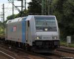 185 672-3 von Railpool fhrt am 13.8.10 von Maschen kommend durch den Harburger Bhf. durch weiter gen Hafen.