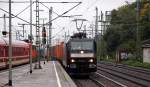 MRCE 185 555-0  Antje  rattert hier mit einem Containerzug durch HH-Harburg. 26.9.10