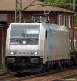 185 678-0 von Railpool durchfhrt am Nachmittag des 1.8.10 den Harburger Bahnhof.
