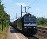 185 576-5 von MRCE Dispolok fhrt am 19.7.10 mit einem Gterzug durch den Bhf. Schleswig.