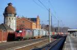 OHE 186 133-5 mit einem Containerzug in Rathenow in Richtung Stendal unterwegs. 29.01.2011