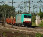 186 243-2 der RTS rauschte mit einem langen Schienentransportzug durch Harburg. 01.06.11