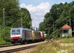 186 283 und 189 901 von Lokomotion rauschten mit einem langen KLV-Zug durch Assling in Oberbayern am 26.7.11.