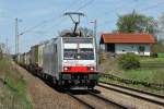 186 284 von RTC-Railpool mit KLV an der ehemaligen Blockstelle Hilperting zwischen Mnchen und Rosenheim vorbeifahrend (28.4.2012).